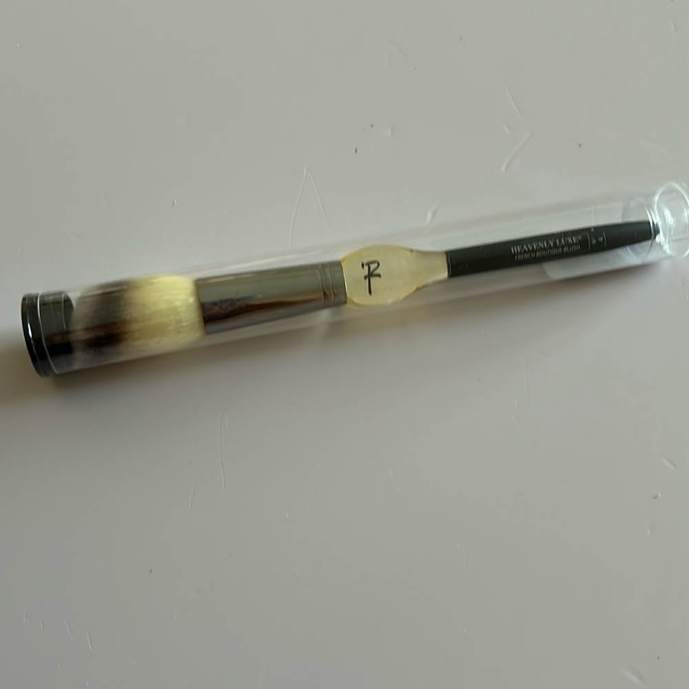 IT Cosmetics Heavenly Luxe French Boutique Blush Brush #4 cream & Powde…